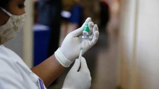 A nurse prepares to administer a shot of the Covishield COVID-19 vaccine.(AP)