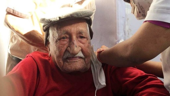 A health worker inoculates a 104 yrs old man for Covid-19 vaccine at Sir Ganga Ram Hospital, in New Delhi on Saturday. (ANI Photo ) A health worker inoculates a 104 yrs old man for Covid-19 vaccine at Sir Ganga Ram Hospital, in New Delhi on Saturday. (ANI Photo )