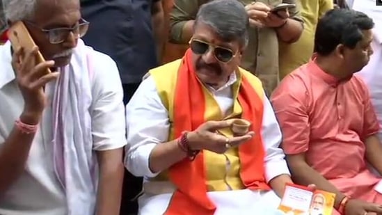 West Bengal BJP general secretary Kailash Vijayvargiya at Kalighat Hawkers' Market in Kolkata on Saturday. (ANI Photo ) West Bengal BJP general secretary Kailash Vijayvargiya at Kalighat Hawkers' Market in Kolkata on Saturday. (ANI Photo )