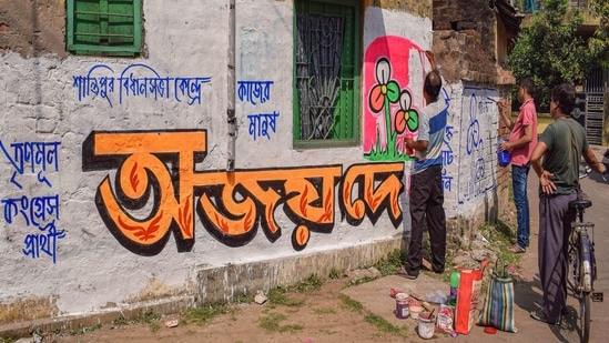 A TMC supporter paints a wall to campaign for the party ahead of Assembly polls, in Nadia.(PTI) A TMC supporter paints a wall to campaign for the party ahead of Assembly polls, in Nadia.(PTI)
