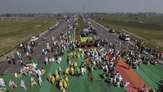 Farmers block Western Peripheral Expressway near Rohtak on 100th day of protest, in Haryana.(Sanjeev Verma/Hindustan Times)