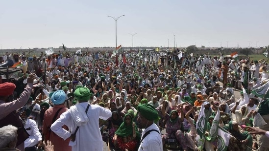 Farmers block Western Peripheral Expressway near Rohtak on 100th day of protest, in Haryana.(HT photo) Farmers block Western Peripheral Expressway near Rohtak on 100th day of protest, in Haryana.(HT photo)