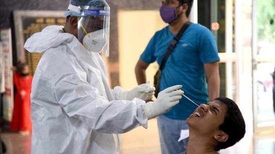 A health worker collects swab sample of a resident. (HT FILE)(HT_PRINT) A health worker collects swab sample of a resident. (HT FILE)(HT_PRINT)