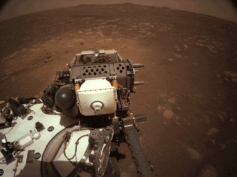 Este conjunto de imagens mostra partes do braço robótico do Perseverance rover flexionando e girando durante sua primeira verificação após pousar em Marte. (NASA / JPL-Caltech)