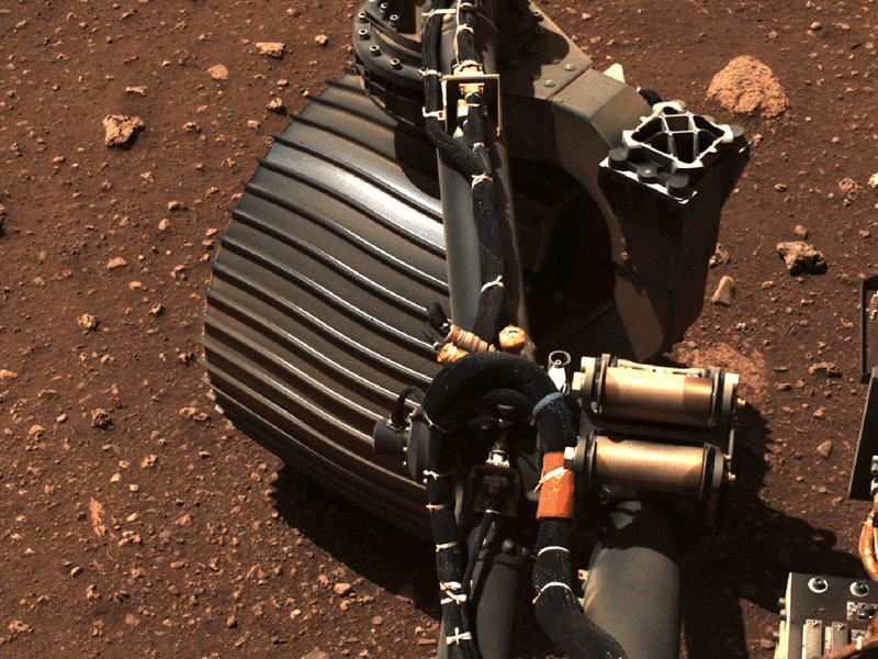 Perseverance rover balança uma de suas rodas neste conjunto de imagens obtidas pela câmera de navegação esquerda do rover em 4 de março de 2021. (NASA / JPL-Caltech)