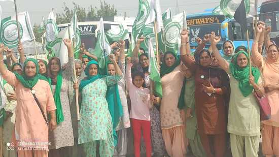 Women protesters at a grain market in Barnala district before leaving for Delhi on Sunday. (HT PHOTO)