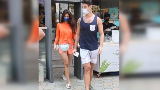 The leggy lass completed her look with a pair of white slides and carried a fanny pack. Which colour do you prefer?(Varinder Chawla)