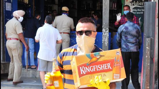 The highest reserve price of <span class='webrupee'>₹</span>7.95 crore has been set for a liquor vend in Dhanas. (HT File Photo/For Representational Purpose only) The highest reserve price of <span class='webrupee'>₹</span>7.95 crore has been set for a liquor vend in Dhanas. (HT File Photo/For Representational Purpose only)