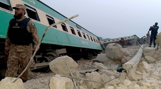 Army, police and rescue workers gather at the site of a derailed train in near Rohri, in southern Pakistan, Sunday, March 7, 2021.(AP) Army, police and rescue workers gather at the site of a derailed train in near Rohri, in southern Pakistan, Sunday, March 7, 2021.(AP)