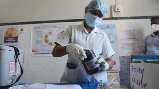 Pune city reported 991 new cases, which takes the count to 2,14,029. Two new deaths took the death toll to 4,589. (Shankar Narayan/HT PHOTO) Pune city reported 991 new cases, which takes the count to 2,14,029. Two new deaths took the death toll to 4,589. (Shankar Narayan/HT PHOTO)
