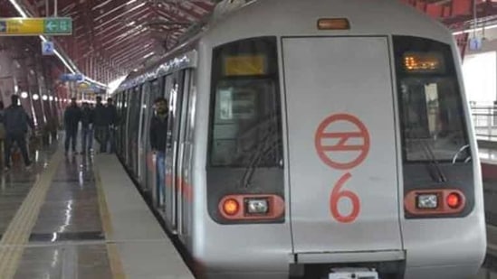 Through Saturday-Sunday night, DMRC managing director, Mangu Singh inspected the revamped stations and also assessed the progress of work in other stations.(Sakib Ali/HT Photo) Through Saturday-Sunday night, DMRC managing director, Mangu Singh inspected the revamped stations and also assessed the progress of work in other stations.(Sakib Ali/HT Photo)