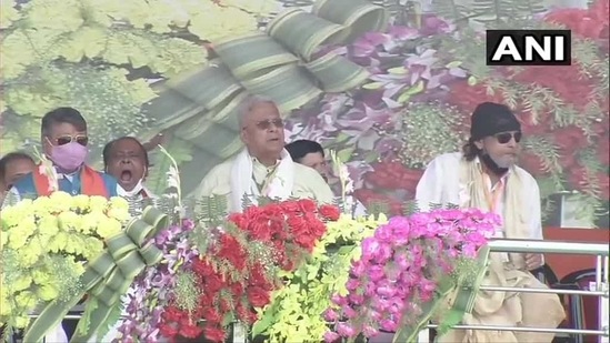 Actor Mithun Chakraborty (right) on stage ahead of PM Narendra Modi's rally at Brigade Parade ground in Kolkata on Sunday.(ANI ) Actor Mithun Chakraborty (right) on stage ahead of PM Narendra Modi's rally at Brigade Parade ground in Kolkata on Sunday.(ANI )