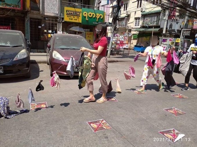 Às vezes, os manifestantes também usam roupas íntimas femininas para atrasar os soldados e a polícia. (Twitter)