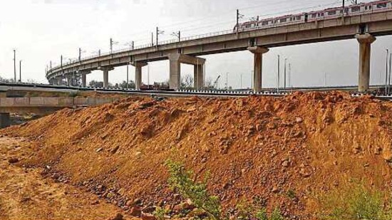 Activists said waste was being dumped late at night from the site of the new Parliament building. The mound has become so high now that it has reached the height of the main road. Arvind Yadav/HT(Arvind Yadav/HT) Activists said waste was being dumped late at night from the site of the new Parliament building. The mound has become so high now that it has reached the height of the main road. Arvind Yadav/HT(Arvind Yadav/HT)