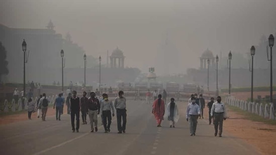 PM6 levels below 40 µg/m3 and PM10 levels below 100 µg/m3 are considered safe in India. (Raj K Raj / HT Photo) PM6 levels below 40 µg/m3 and PM10 levels below 100 µg/m3 are considered safe in India. (Raj K Raj / HT Photo)
