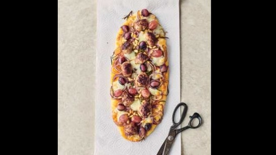 The image shows the grape pizza by Jamie Oliver.(Twitter/@jamie oliver)