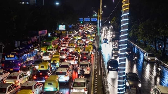 Amid the challenging year, traffic police adapted to the new realities of life and tweaked enforcement strategies.(PTI) Amid the challenging year, traffic police adapted to the new realities of life and tweaked enforcement strategies.(PTI)