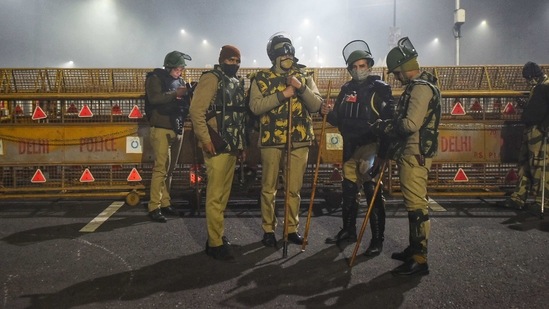 Delhi Police officers keep a watch over agitating farmers in New Delhi. (Amal KS/Hindustan Times) Delhi Police officers keep a watch over agitating farmers in New Delhi. (Amal KS/Hindustan Times)