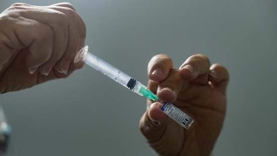 A healthcare worker prepares a dose of the Covid-19 vaccine.(Bloomberg) A healthcare worker prepares a dose of the Covid-19 vaccine.