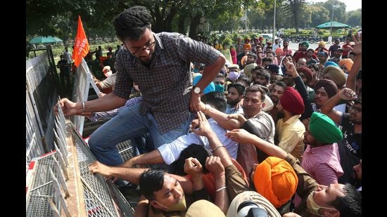 Members of various student bodies protesting outside the vice-chancellor’s office at Panjab University in Chandigarh on Tuesday. (Keshav SIngh/HT) Members of various student bodies protesting outside the vice-chancellor’s office at Panjab University in Chandigarh on Tuesday. (Keshav SIngh/HT)