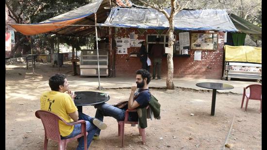 The recently opened canteens at the Jawaharlal Nehru University have once again become a buzzing spot for final year students. (Vipin Kumar/HT (Photo for representational purposes only)) The recently opened canteens at the Jawaharlal Nehru University have once again become a buzzing spot for final year students. (Vipin Kumar/HT (Photo for representational purposes only))