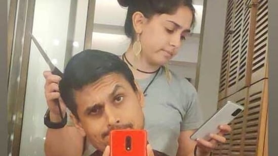 Ira Khan gave Nupur Shikhare a haircut.