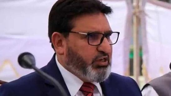 Altaf Bukhari said Shah's entry into the party will help it become stronger in Kashmir.(HT photo) Altaf Bukhari said Shah's entry into the party will help it become stronger in Kashmir.(HT photo)