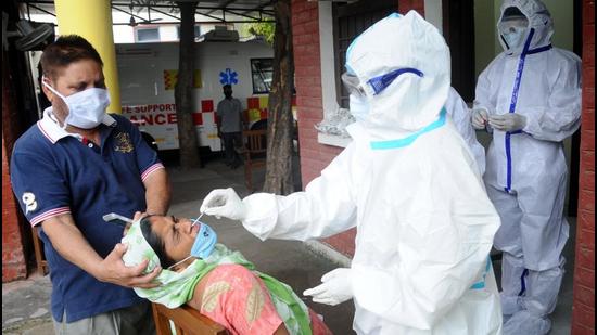 Samples being collected for Covid-19 testing. An all-time low of 534 Covid-19 infections were reported in Haryana between February 1-7, while the state witnessed an all-time high of 17,616 cases from September 14-20. (HT Photo) Samples being collected for Covid-19 testing. An all-time low of 534 Covid-19 infections were reported in Haryana between February 1-7, while the state witnessed an all-time high of 17,616 cases from September 14-20. (HT Photo)