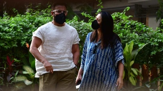 Saif and Kareena, who are also parents to four-year-old Taimur, wore black face masks for protection amid the Covid-19 pandemic.(Varinder Chawla)