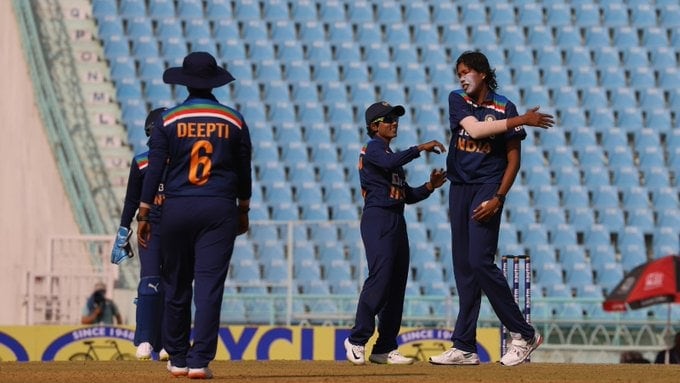 Jhulan Goswami picked up a 4-wicket haul in the 2nd ODI against South Africa in Lucknow Jhulan Goswami picked up a 4-wicket haul in the 2nd ODI against South Africa in Lucknow