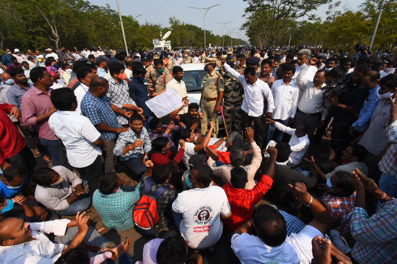 Workers protesting in front of the Rashtriya Ispat Nigam Limited (RINL) in Visakhapatnam, better known as Visakhapatnam Steel Plant. (HT Photo) Workers protesting in front of the Rashtriya Ispat Nigam Limited (RINL) in Visakhapatnam, better known as Visakhapatnam Steel Plant. (HT Photo)