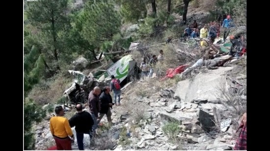 9 killed as bus falls into gorge in Himachal's Chamba district | Hindustan Times