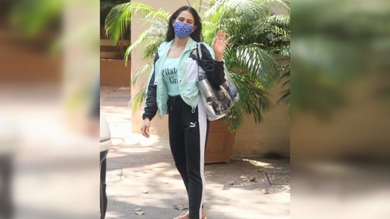 For her recent gym session, Sara Ali Khan wore a pastel green graphic tee with the text Pilates Girl written on it. (Varinder Chawla) For her recent gym session, Sara Ali Khan wore a pastel green graphic tee with the text Pilates Girl written on it. (Varinder Chawla)