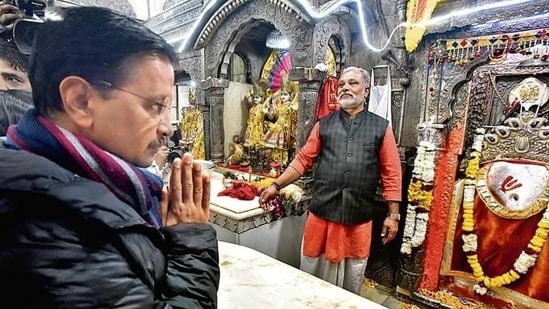 Delhi Chief Minister Arvind Kejriwal offering prayers at a Hanuman temple on the eve of Delhi Assembly elections 2020, at Connaught Place in New Delhi, India on Friday, February 07, 2020. (Photo by Sonu Mehta/ HT Photo)