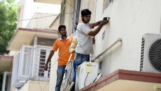 Workers install CCTV cameras at government flats, at Pandara Road, in New Delhi.(Arvind Yadav / Hindustan Times)