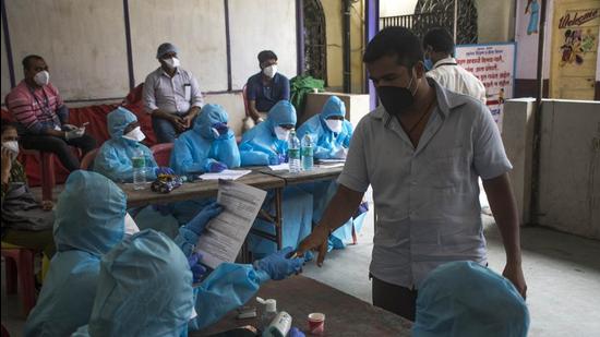 Health workers screen a resident at a testing camp in Trombay, Mumbai. (HT FILE) Health workers screen a resident at a testing camp in Trombay, Mumbai. (HT FILE)