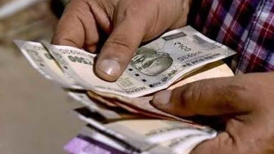 Rupee Inches 2 Paise Higher To Close At 72 91 Against Us Dollar Hindustan Times