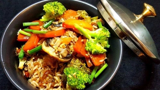 Pot rice with vegetables in soya garlic sauce (YourCookingPal) Pot rice with vegetables in soya garlic sauce (YourCookingPal)