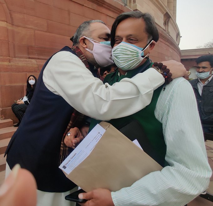 Giriraj Singh hugging Shashi Tharoor. (Photo@nishantketu)