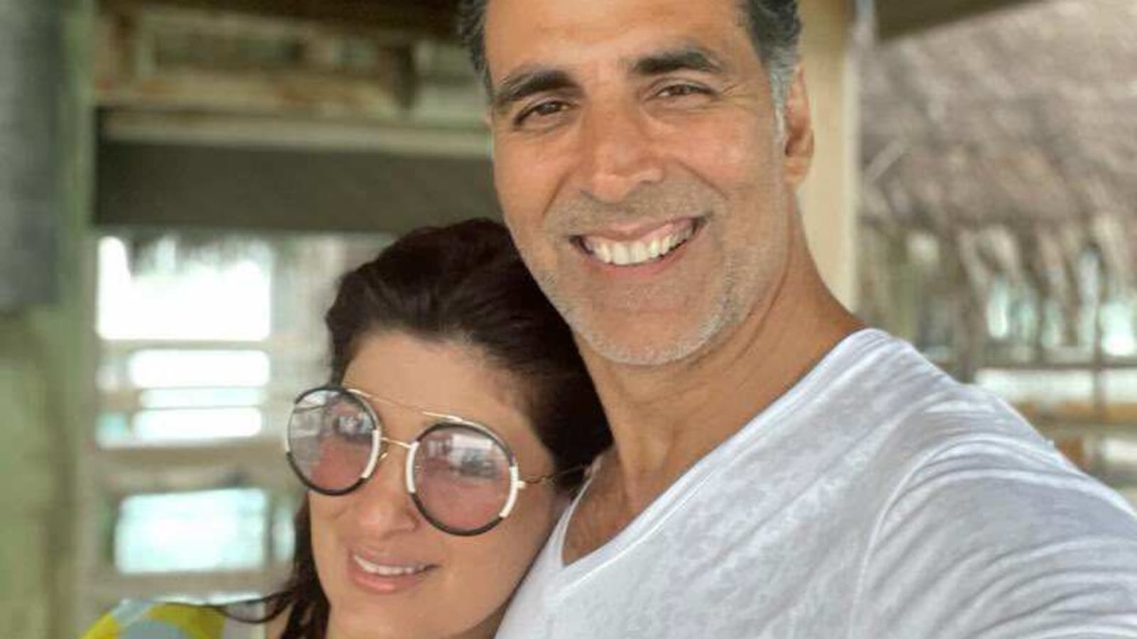 Akshay Kumar And Twinkle Khanna Show Their Happy Faces In Romantic Selfie From Beach Holiday