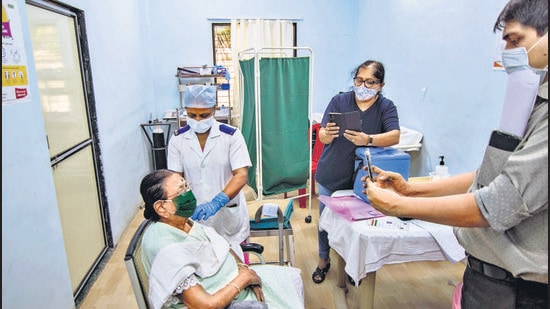 A health worker administers Covid-19 vaccine at Rajawadi Hospital in Mumbai on Thursday. (Pratik Chorge/HT Photo) A health worker administers Covid-19 vaccine at Rajawadi Hospital in Mumbai on Thursday. (Pratik Chorge/HT Photo)
