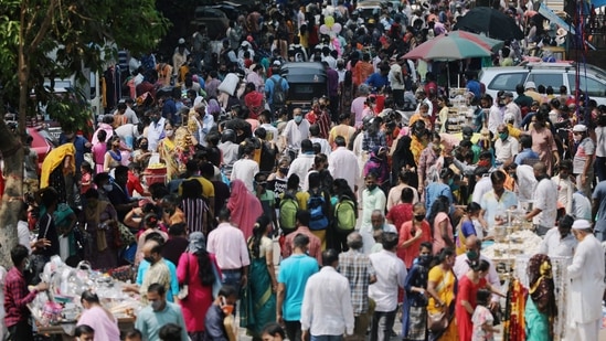 People are seen at a crowded market amidst the spread of coronavirus disease (Covid-19) in Mumbai, India, March 10, 2021. (REUTERS)