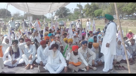 The committee had started the sit-in on September 24 last year, and shifted the protest from Devidasspura village to the Jandiala Guru railway station in Amritsar district. (HT photo)