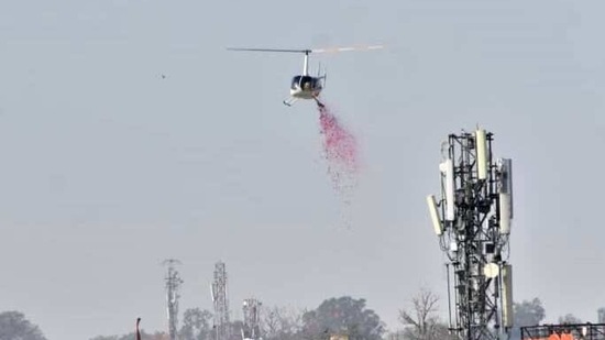 Flowers being showered from a chopper on pilgrims and Akhada seers in Haridwar on the occasion of Shivratri on Thursday on. (HT Photo) Flowers being showered from a chopper on pilgrims and Akhada seers in Haridwar on the occasion of Shivratri on Thursday on. (HT Photo)