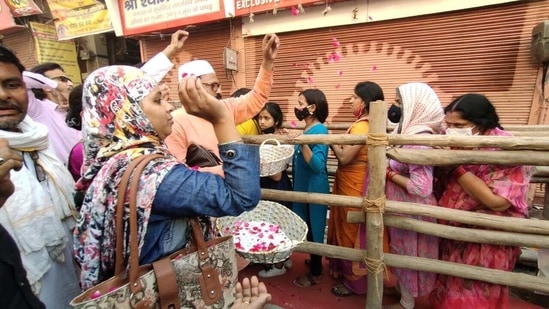 Muslims in Varanasi were seen showering flower petals on Hindu devotees on Mahashivratri (HT Photo) Muslims in Varanasi were seen showering flower petals on Hindu devotees on Mahashivratri (HT Photo)