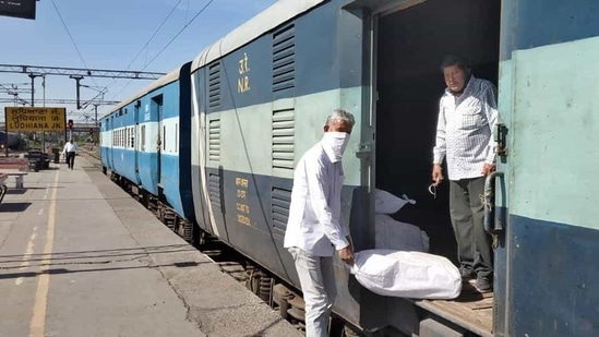 The portal enables contractors of different units of the Railways to register themselves on the e-application and subsequently add work orders issued by different Railway units to them.(Gurpreet Singh/HT file photo) The portal enables contractors of different units of the Railways to register themselves on the e-application and subsequently add work orders issued by different Railway units to them.(Gurpreet Singh/HT file photo)