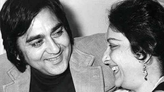 Sunil Dutt and Nargis fell in love on sets of their iconic film, Mother India.