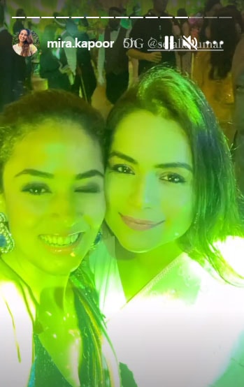Mira Rajput clicks a selfie. Mira Rajput clicks a selfie.
