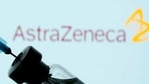 Um frasco e uma faixa são vistos na frente de um logotipo da AstraZeneca exibido nesta ilustração (REUTERS).