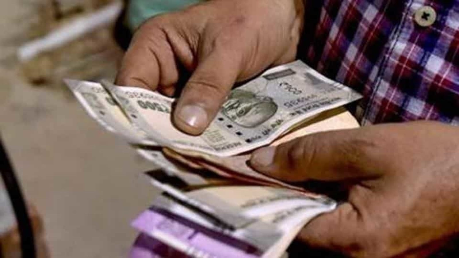 Rupee surges 20 paise to 72.71 versus US dollar in early trade - Hindustan  Times